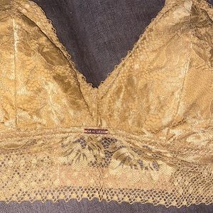 Beautiful  Danskin Intimates lace bra in Size Large ( 34 D , 36 C 38 B ) . NWT